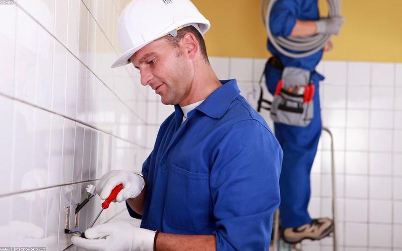 Elektriker installiert Wallbox